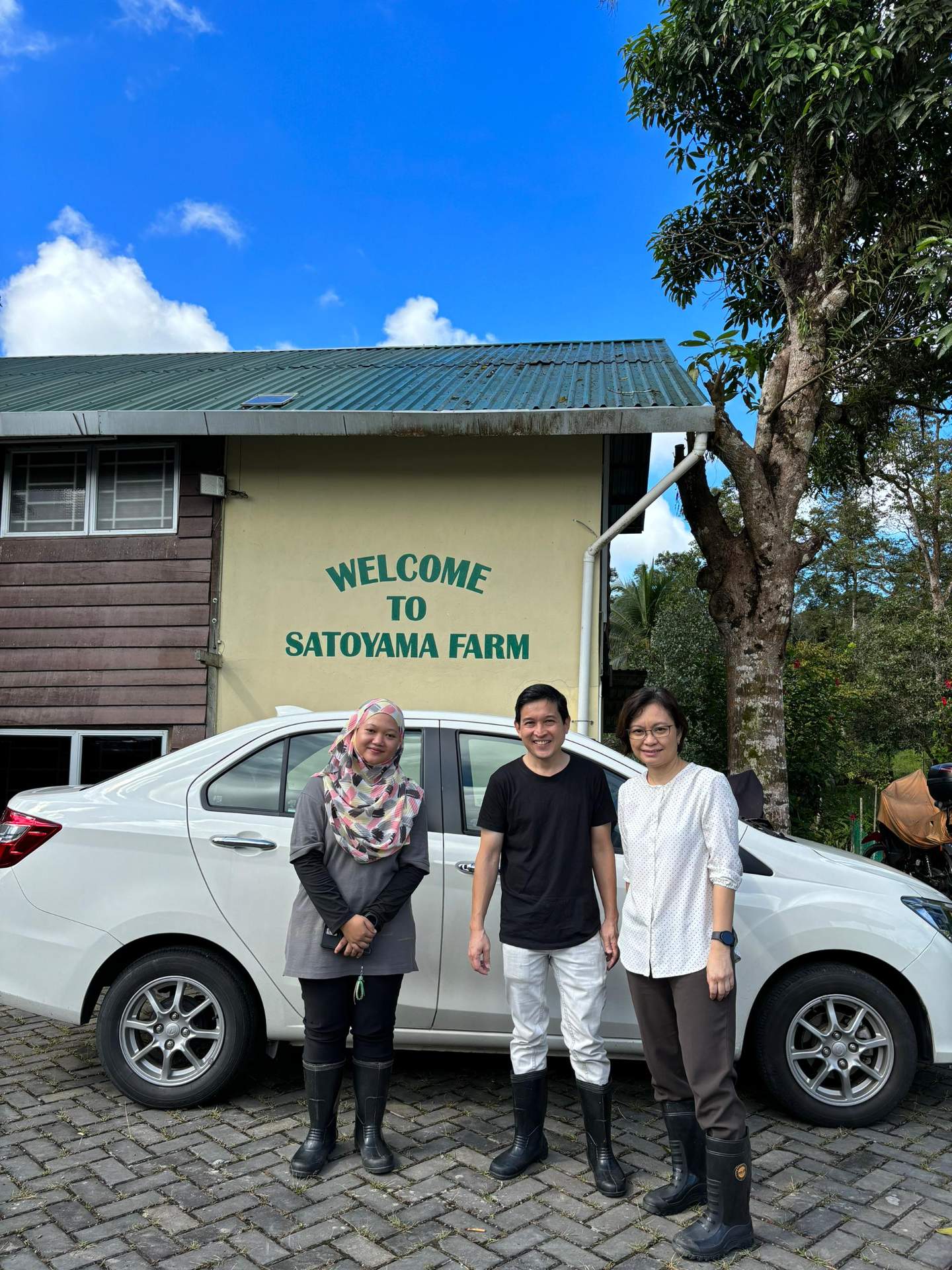 Visitors at Satoyama Farm during tour programme